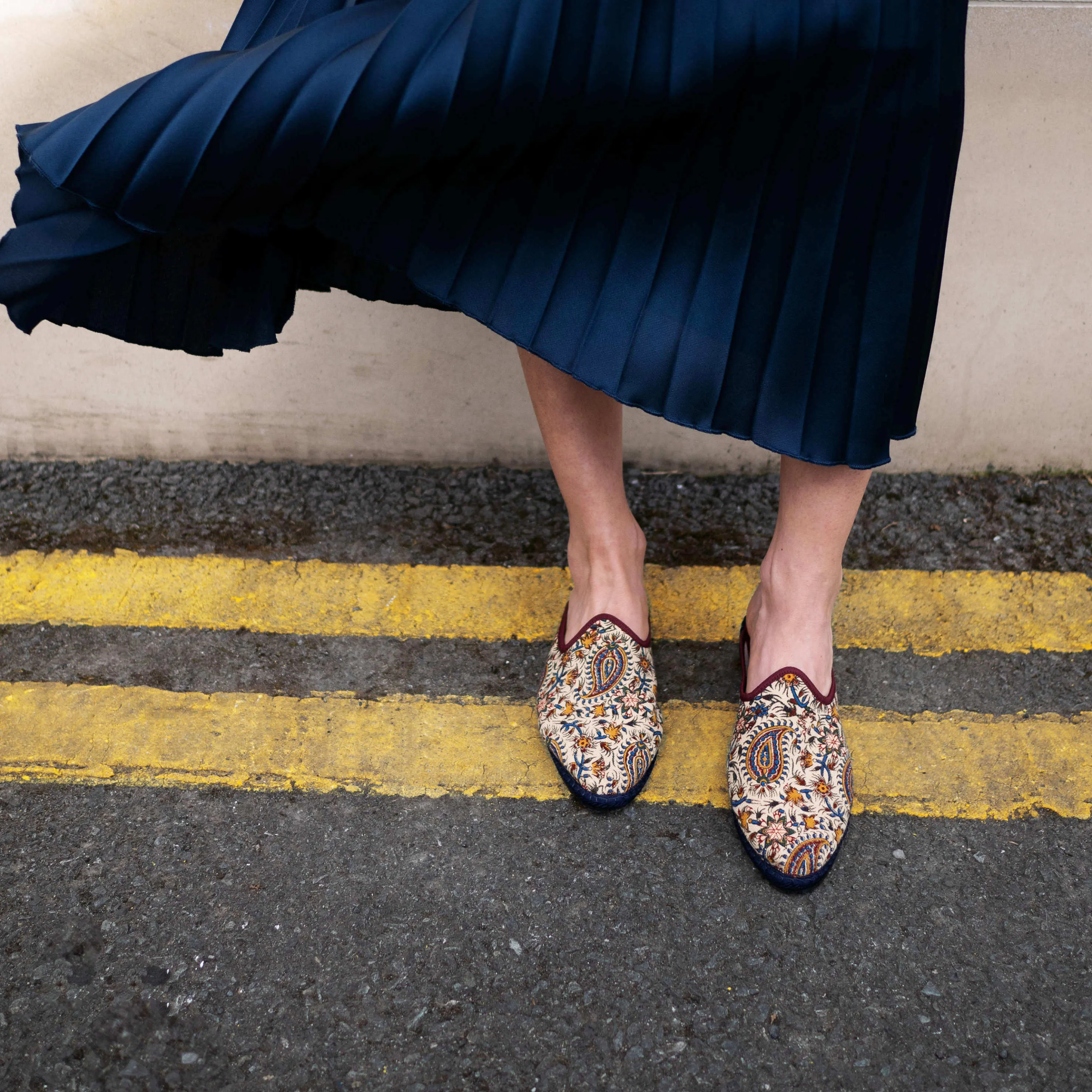 'Nâr' Beige Backless Venetian Slippers